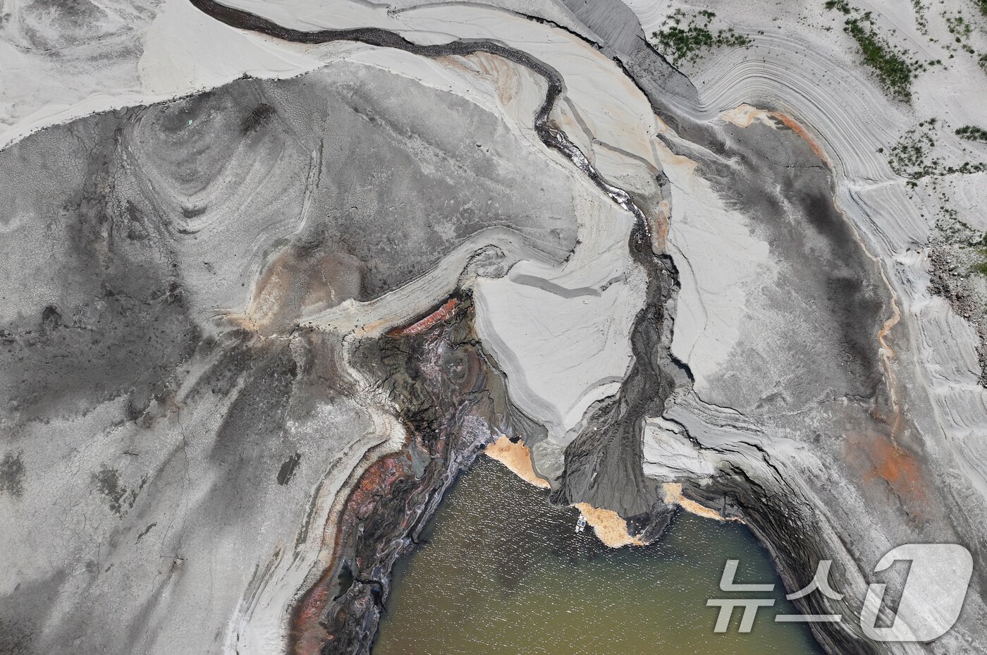 본문 이미지 - 24일 강원 강릉시 주요 상수원인 오봉저수지와 일대 하천의 바닥이 드러나 있다. 2025.8.24/뉴스1 ⓒ News1 김성진 기자