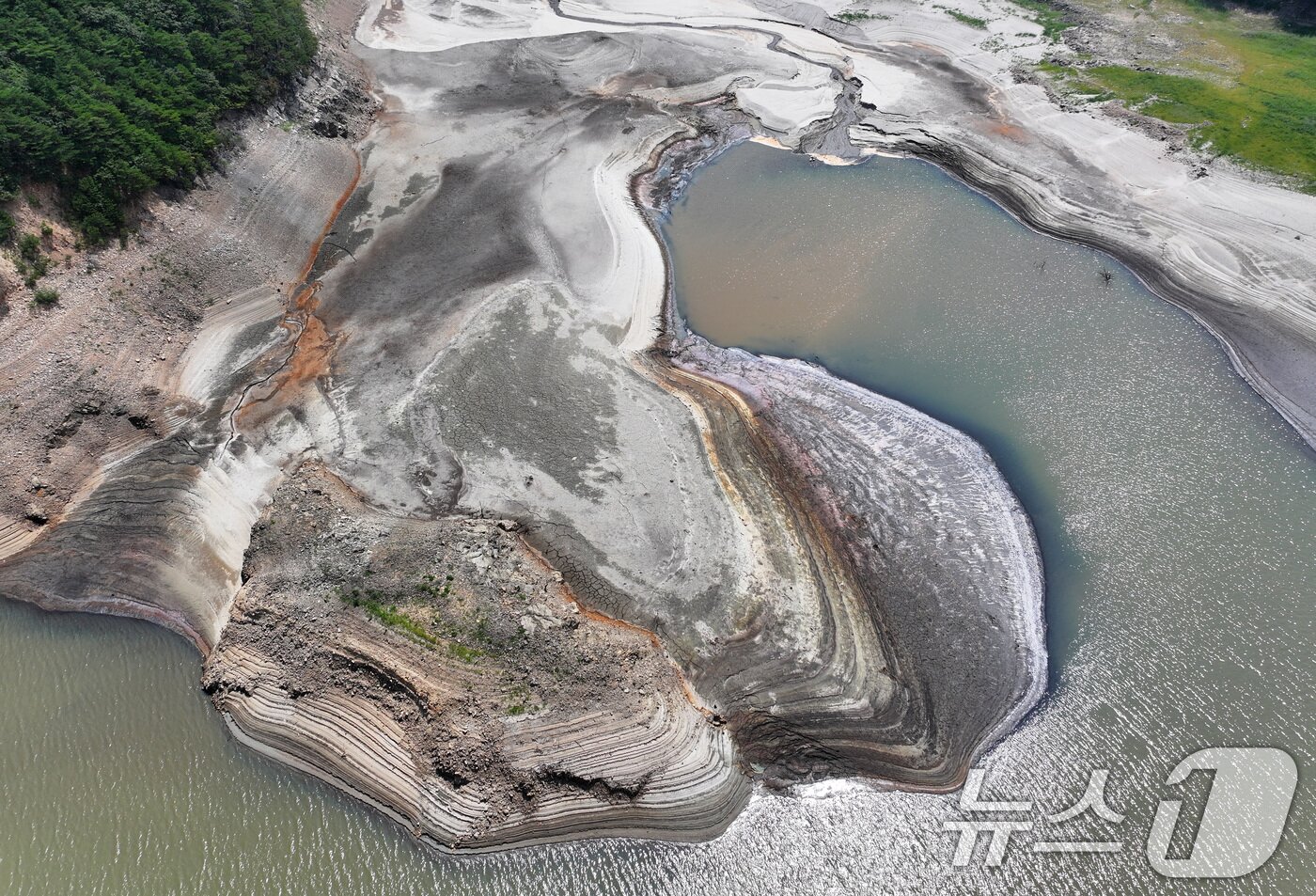 본문 이미지 - 24일 강원 강릉시 주요 상수원인 오봉저수지와 일대 하천의 바닥이 드러나 있다. 2025.8.24/뉴스1 ⓒ News1 김성진 기자
