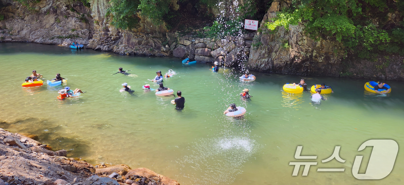 (완주=뉴스1) 유경석 기자 = 전북 전역에 폭염특보가 발효된 24일 전북 완주군 한 계곡에서 피서객들이 물놀이를 하며 더위를 식히고 있다. 2025.8.24/뉴스1