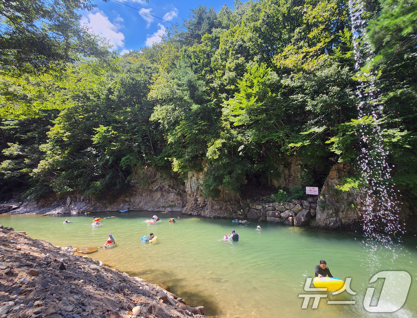 (완주=뉴스1) 유경석 기자 = 전북 전역에 폭염특보가 발효된 24일 전북 완주군 한 계곡에서 피서객들이 물놀이를 하며 더위를 식히고 있다. 2025.8.24/뉴스1