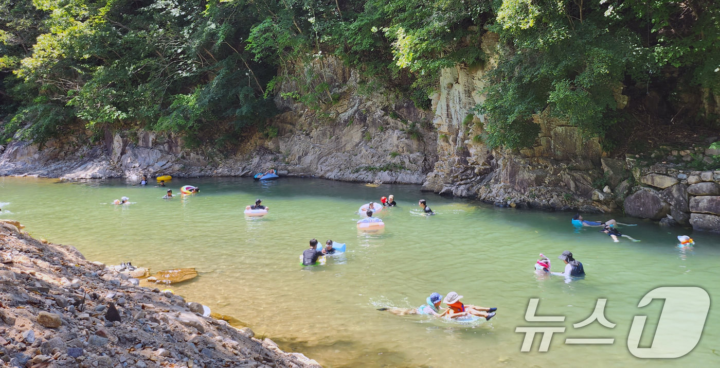 (완주=뉴스1) 유경석 기자 = 전북 전역에 폭염특보가 발효된 24일 전북 완주군 한 계곡에서 피서객들이 물놀이를 하며 더위를 식히고 있다. 2025.8.24/뉴스1