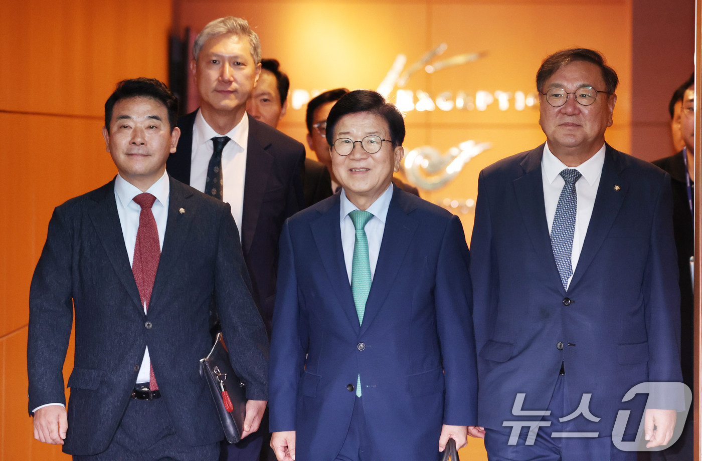 (인천공항=뉴스1) 김명섭 기자 = 박병석 단장을 비롯한 중국 특사단이 24일 오후 인천공항에서 출국하고 있다.박병석 전 국회의장이 특사단 단장을 맡았고 민주당 김태년·박정 의원과 …