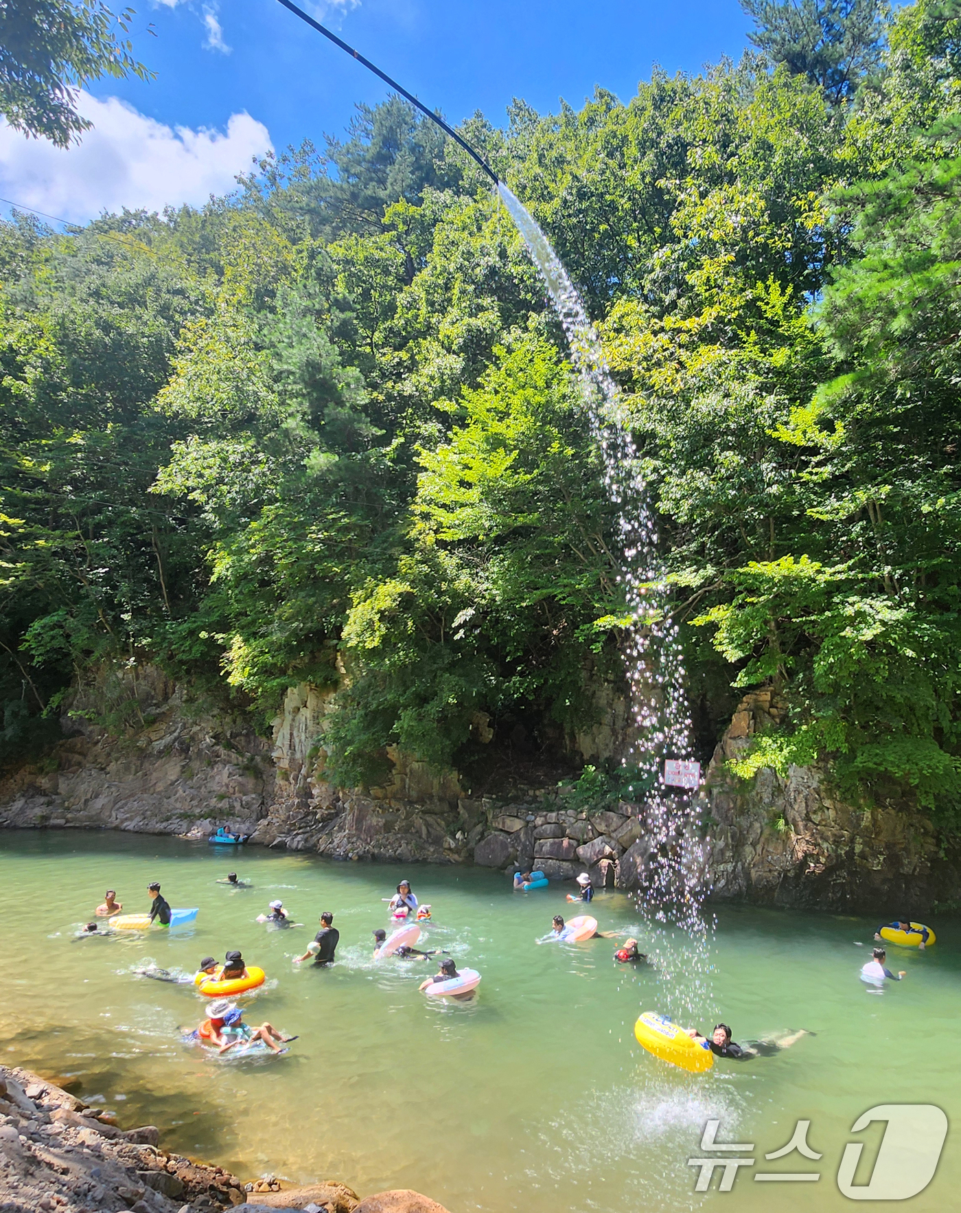(완주=뉴스1) 유경석 기자 = 전북 전역에 폭염특보가 발효된 24일 전북 완주군 한 계곡에서 피서객들이 물놀이를 하며 더위를 식히고 있다. 2025.8.24/뉴스1
