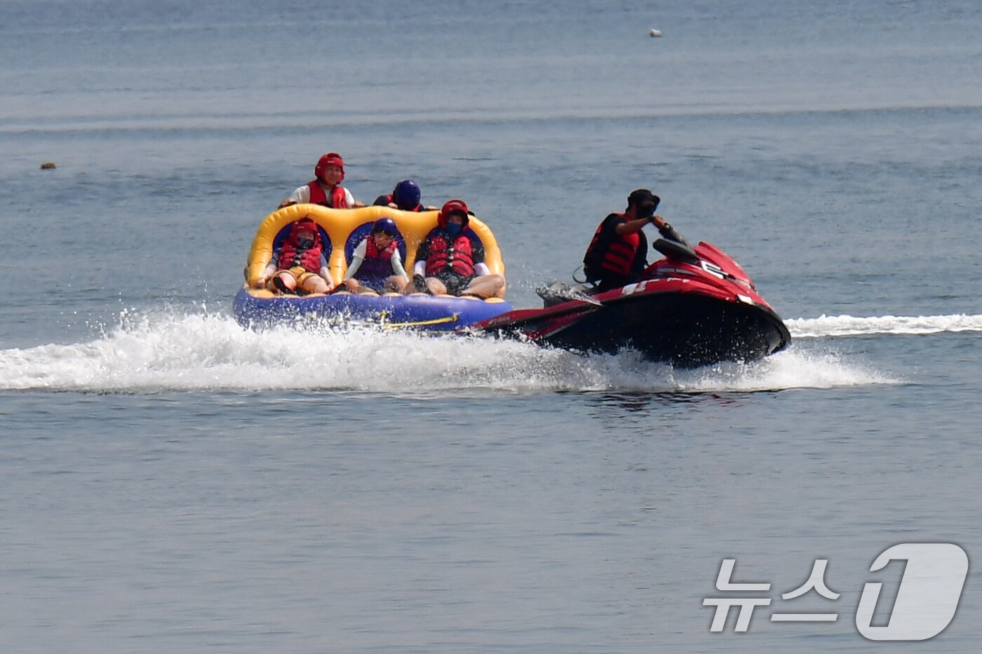 본문 이미지 - 경북 포항시 송도해수욕장 폐장일인 24일 오전 피서객들이 물놀이기구를 타고 더위를 식히고 있다. 송도해수욕장은 백사장 복원 공사 등을 마친 후 18년 만인 지난달 18일 재개장했었다. 2025.8.24/뉴스1 ⓒ News1 최창호 기자