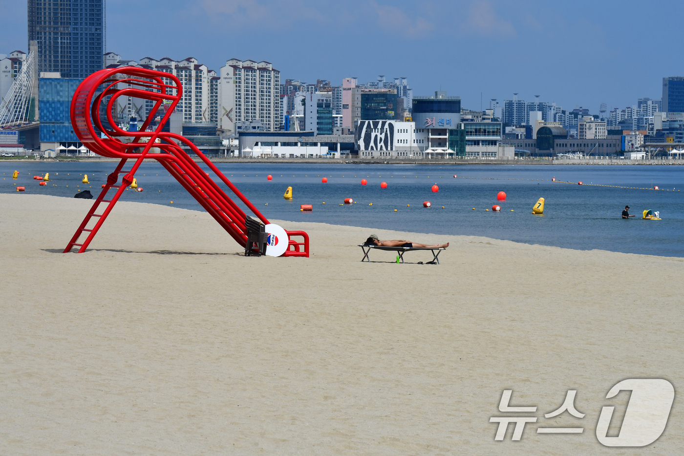 (포항=뉴스1) 최창호 기자 = 경북 포항시 송도해수욕장 폐장일인 24일 오전 백사장 곳곳이 텅비어 있다.송도해수욕장은 백사장 복원 공사 등을 마친 후 18년 만인 지난달 18일 …