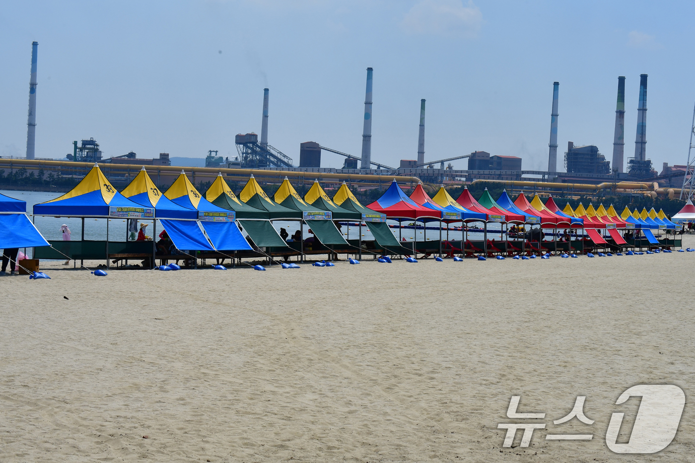 (포항=뉴스1) 최창호 기자 = 경북 포항시 송도해수욕장 폐장일인 24일 오전 백사장이 한산한 모습이다.송도해수욕장은 백사장 복원 공사 등을 마친 후 18년 만인 지난달 18일 재 …