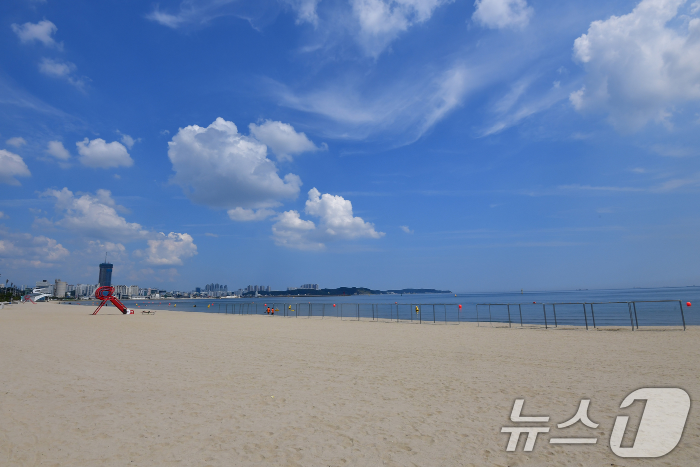 (포항=뉴스1) 최창호 기자 = 경북 포항시 송도해수욕장 폐장일인 24일 오전 백사장 곳곳이 텅비어 있다.송도해수욕장은 백사장 복원 공사 등을 마친 후 18년 만인 지난달 18일 …