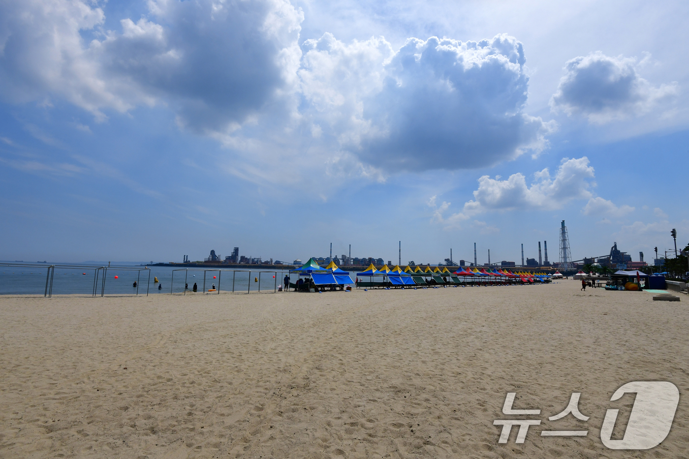 (포항=뉴스1) 최창호 기자 = 경북 포항시 송도해수욕장 폐장일인 24일 오전 백사장 곳곳이 텅비어 있다.송도해수욕장은 백사장 복원 공사 등을 마친 후 18년 만인 지난달 18일 …