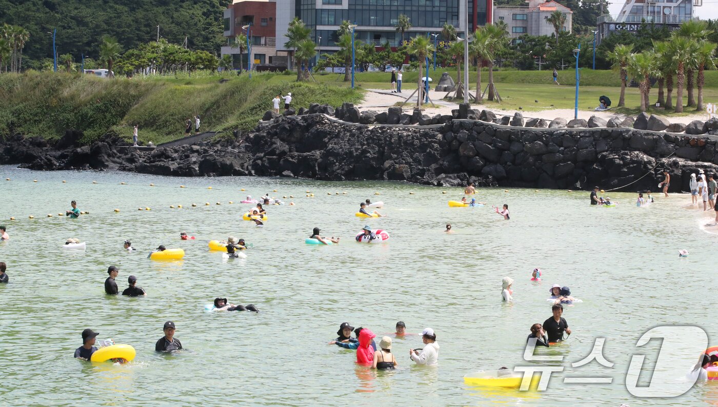 본문 이미지 - 제주 대부분 지역에 폭염특보가 내려진 24일 오전 제주시 조천읍 함덕해수욕장에서 피서객들이 더위를 쫓고 있다. 2025.8.24/뉴스1 ⓒ News1 오현지 기자