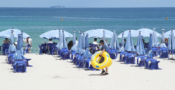 내달 24일 제주 해수욕장 12곳 개장…파라솔 2만원·평상 3만원 '동결'
