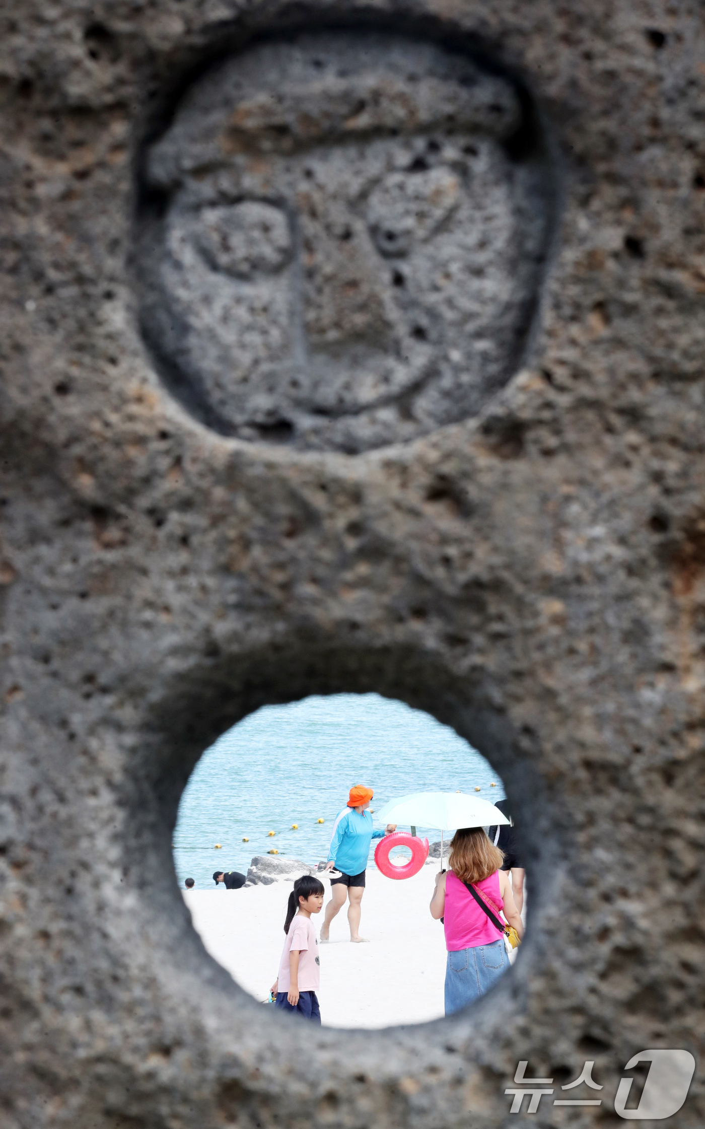 (제주=뉴스1) 오현지 기자 = 제주 대부분 지역에 폭염특보가 내려진 24일 오전 제주시 조천읍 함덕해수욕장에서 피서객들이 더위를 쫓고 있다. 2025.8.24/뉴스1