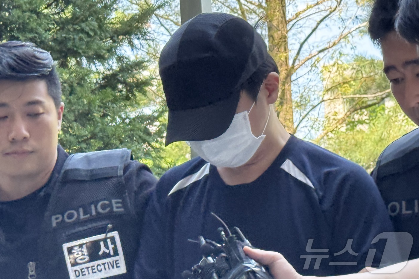 (인천=뉴스1) 박소영 기자 = 변사 현장에서 20돈 금목걸이 절도 혐의를 받는 검시관 A 씨(30대·남성)가 24일 오후 구속 전 피의자심문(영장실질심사)을 받기 위해 인천 미추 …