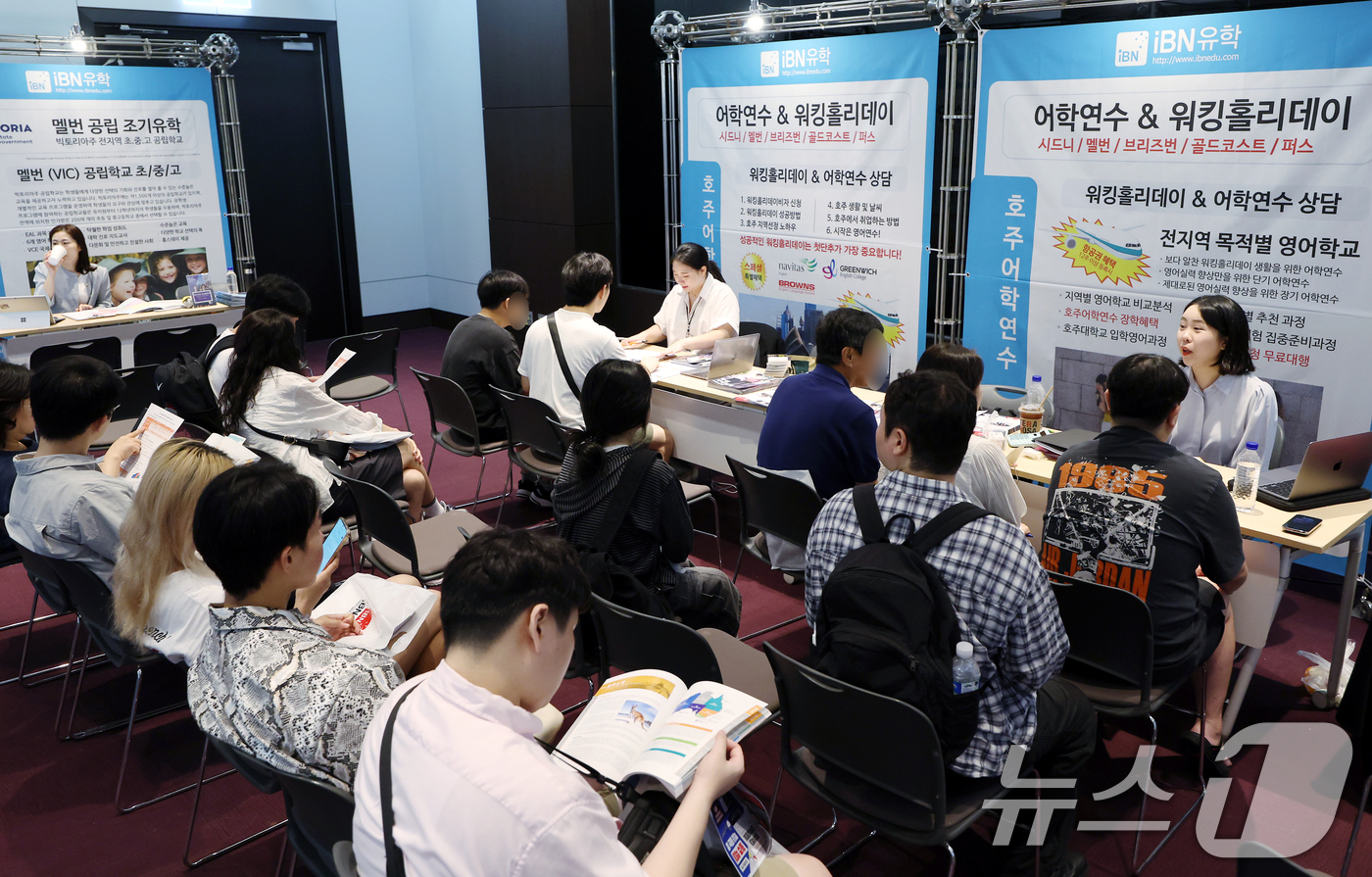 (서울=뉴스1) 박정호 기자 = 24일 서울 강남구 삼성동 코엑스에서 열린 제 42회 호주유학박람회를 찾은 학생 등이 상담을 받고 있다.호주전문 유학원에서 주최한 이번 박람회에서는 …