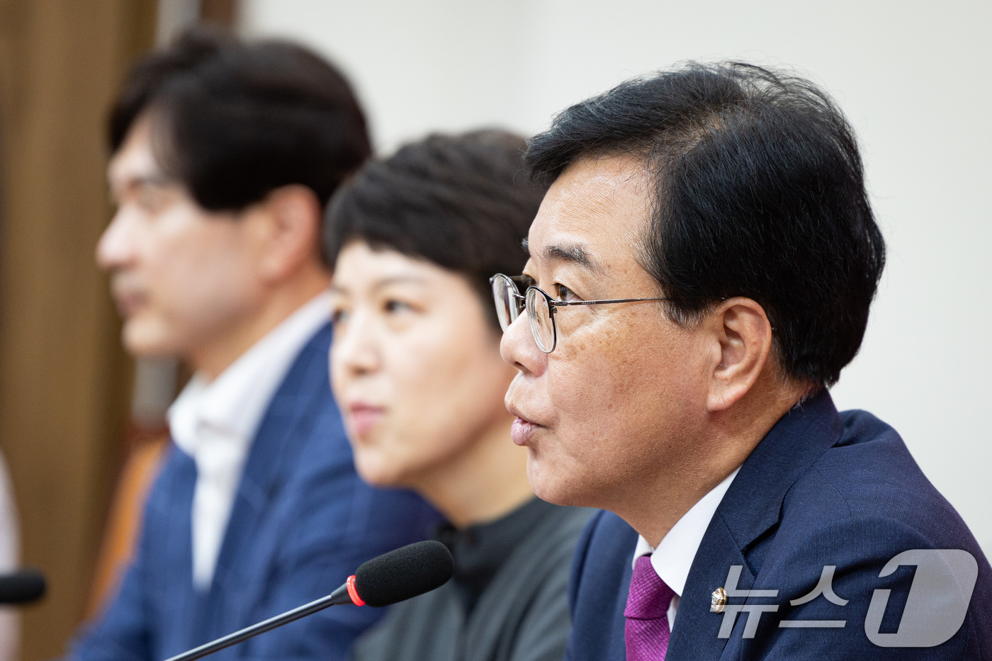 (서울=뉴스1) 유승관 기자 = 송언석 국민의힘 비상대책위원장 겸 원내대표가 24일 서울 여의도 국회에서 현안 관련 기자간담회를 하고 있다. 2025.8.24/뉴스1