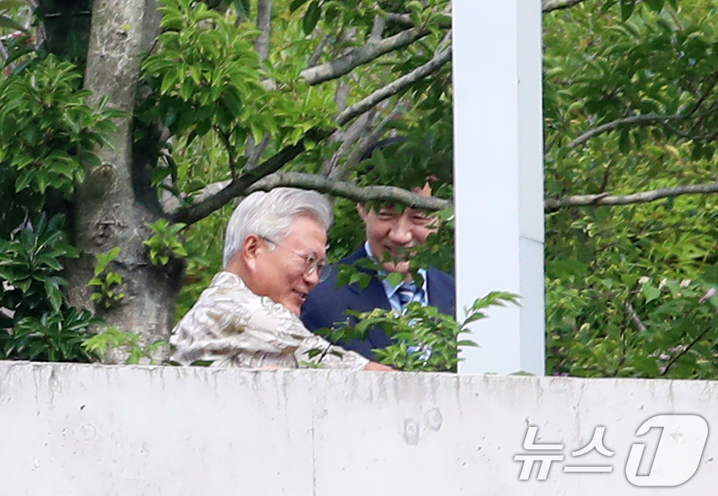 (양산=뉴스1) 윤일지 기자 = 조국 조국혁신당 혁신정책연구원장이 24일 오후 경남 양산시 하북면 평산마을 문재인 전 대통령 사저를 방문해 문 전 대통령을 예방하고 있다. 2025 …