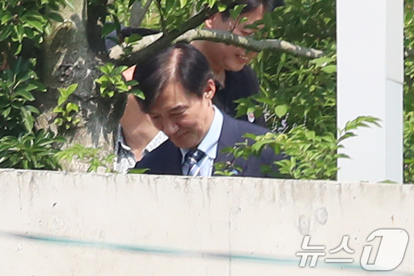 (양산=뉴스1) 윤일지 기자 = 조국 조국혁신당 혁신정책연구원장이 24일 오후 경남 양산시 하북면 평산마을 문재인 전 대통령 사저를 방문해 문 전 대통령을 예방하고 있다. 2025 …