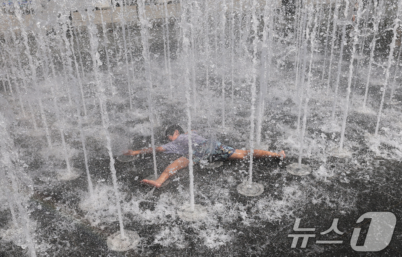 (서울=뉴스1) 오대일 기자 = 제주 한라산을 제외한 전역에 폭염특보가 내려지는 등 늦더위가 기승을 부린 24일 오후 서울 종로구 광화문광장 바닥분수에서 어린이들이 물놀이를 하며 …