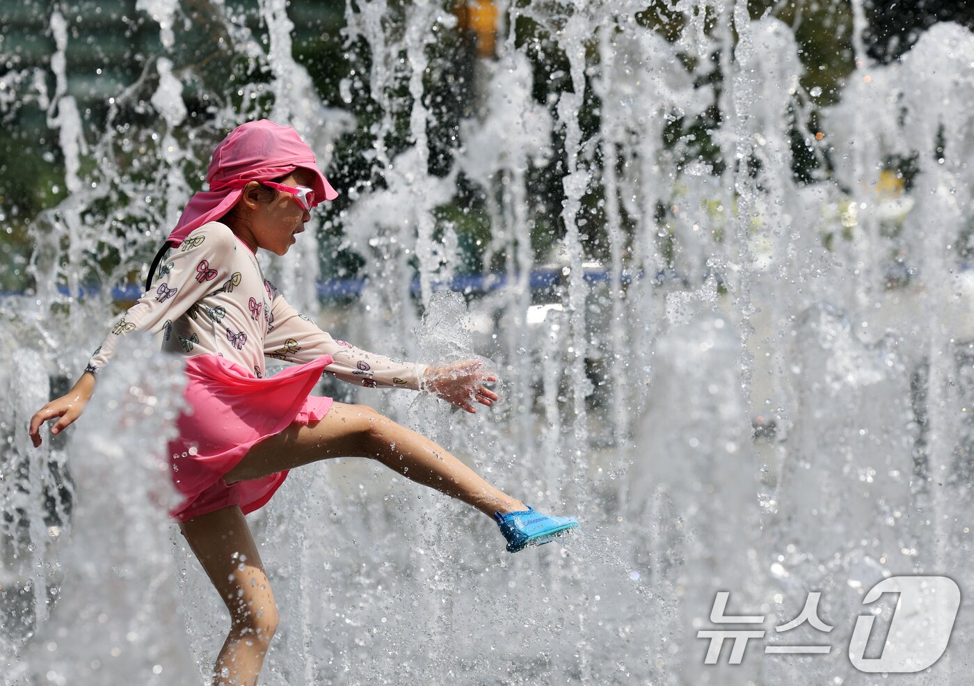 본문 이미지 - 제주 한라산을 제외한 전역에 폭염특보가 내려지는 등 늦더위가 기승을 부린 24일 오후 서울 종로구 광화문광장 바닥분수에서 어린이들이 물놀이를 하며 더위를 식히고 있다. 2025.8.24/뉴스1 ⓒ News1 오대일 기자