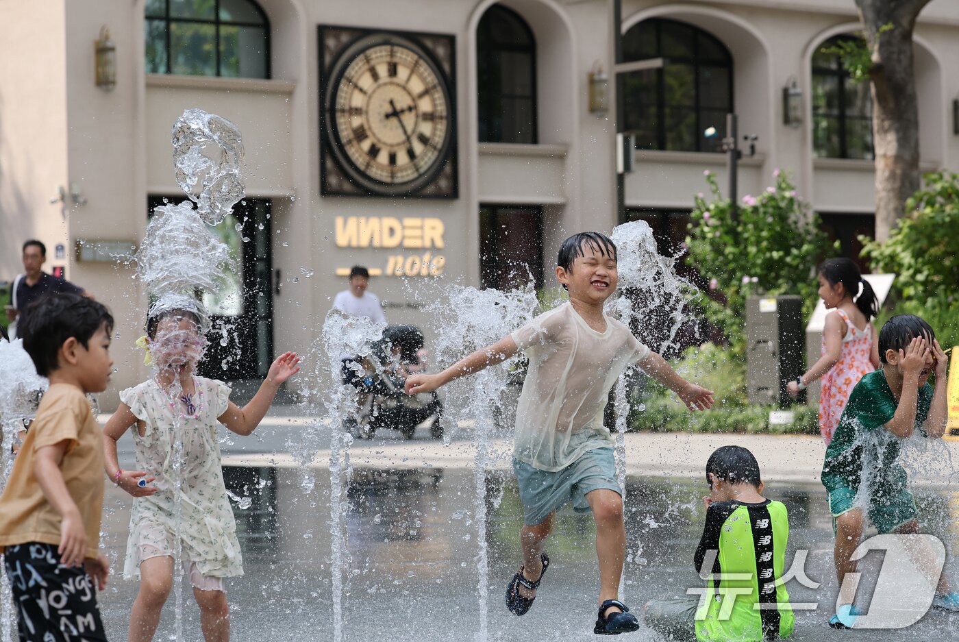 본문 이미지 - 제주 한라산을 제외한 전역에 폭염특보가 내려지는 등 늦더위가 기승을 부린 24일 오후 서울 종로구 광화문광장 바닥분수에서 어린이들이 물놀이를 하며 더위를 식히고 있다. 2025.8.24/뉴스1 ⓒ News1 오대일 기자