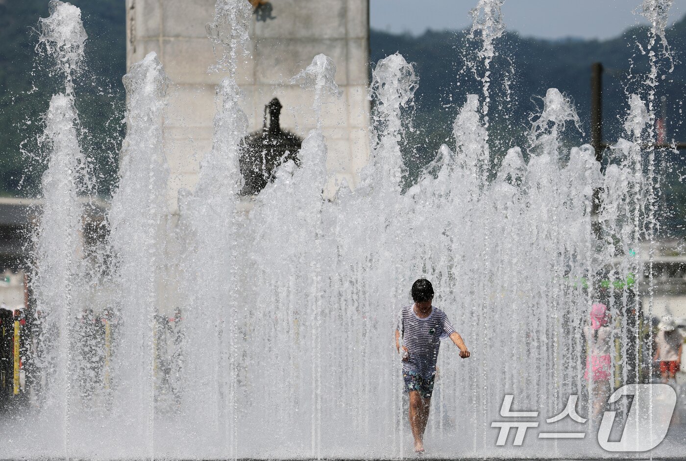 본문 이미지 - 제주 한라산을 제외한 전역에 폭염특보가 내려지는 등 늦더위가 기승을 부린 24일 오후 서울 종로구 광화문광장 바닥분수에서 어린이들이 물놀이를 하며 더위를 식히고 있다. 2025.8.24/뉴스1 ⓒ News1 오대일 기자