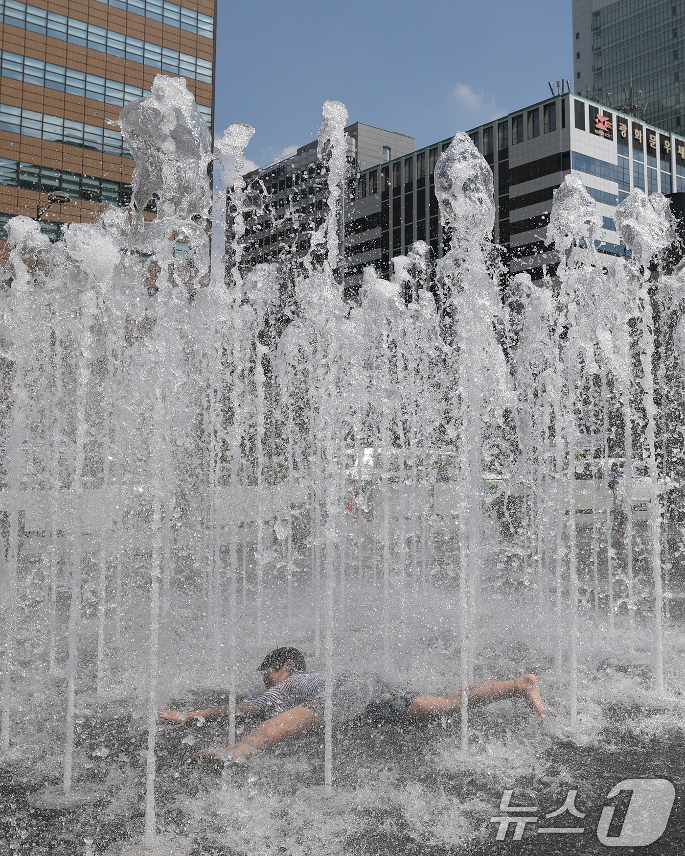 (서울=뉴스1) 오대일 기자 = 제주 한라산을 제외한 전역에 폭염특보가 내려지는 등 늦더위가 기승을 부린 24일 오후 서울 종로구 광화문광장 바닥분수에서 어린이들이 물놀이를 하며 …
