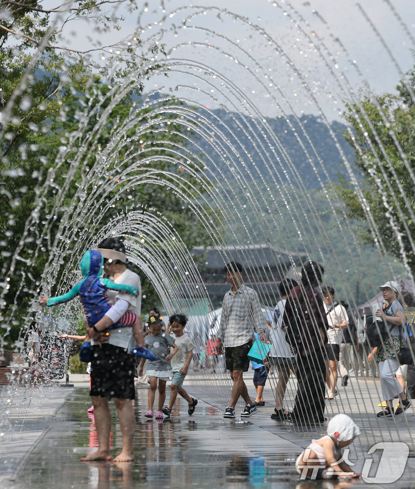 (서울=뉴스1) 오대일 기자 = 제주 한라산을 제외한 전역에 폭염특보가 내려지는 등 늦더위가 기승을 부린 24일 오후 서울 종로구 광화문광장 분수 터널에서 시민들이 더위를 식히고 …