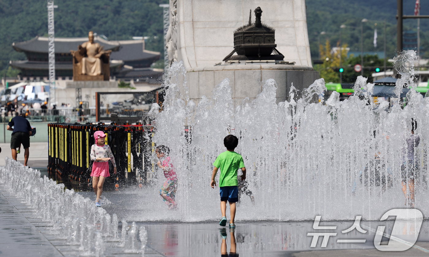 (서울=뉴스1) 오대일 기자 = 제주 한라산을 제외한 전역에 폭염특보가 내려지는 등 늦더위가 기승을 부린 24일 오후 서울 종로구 광화문광장 바닥분수에서 어린이들이 물놀이를 하며 …