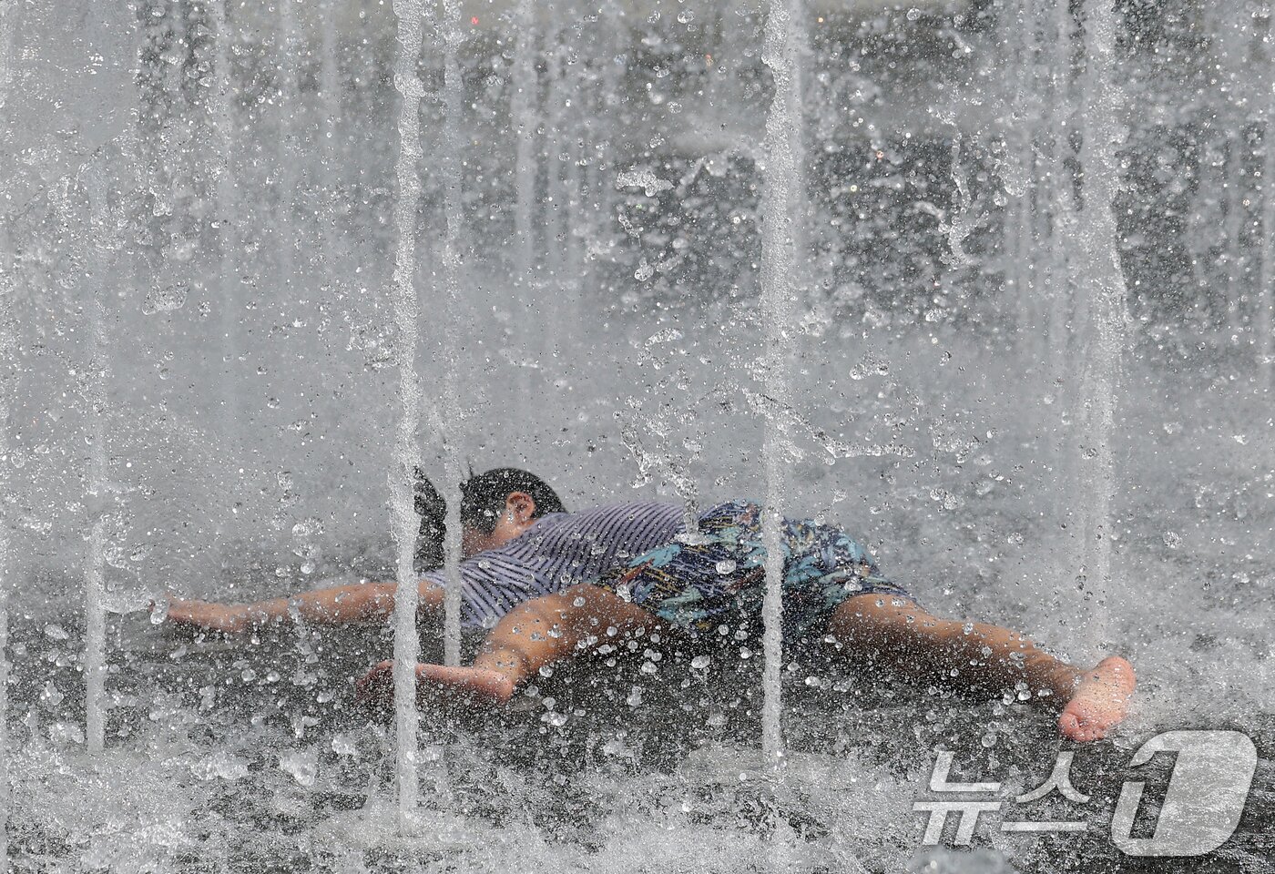 본문 이미지 - 제주 한라산을 제외한 전역에 폭염특보가 내려지는 등 늦더위가 기승을 부린 24일 오후 서울 종로구 광화문광장 바닥분수에서 어린이들이 물놀이를 하며 더위를 식히고 있다. 2025.8.24/뉴스1 ⓒ News1 오대일 기자