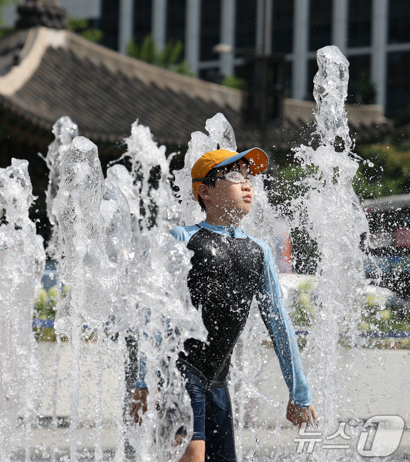 (서울=뉴스1) 오대일 기자 = 제주 한라산을 제외한 전역에 폭염특보가 내려지는 등 늦더위가 기승을 부린 24일 오후 서울 종로구 광화문광장 바닥분수에서 어린이들이 물놀이를 하며 …