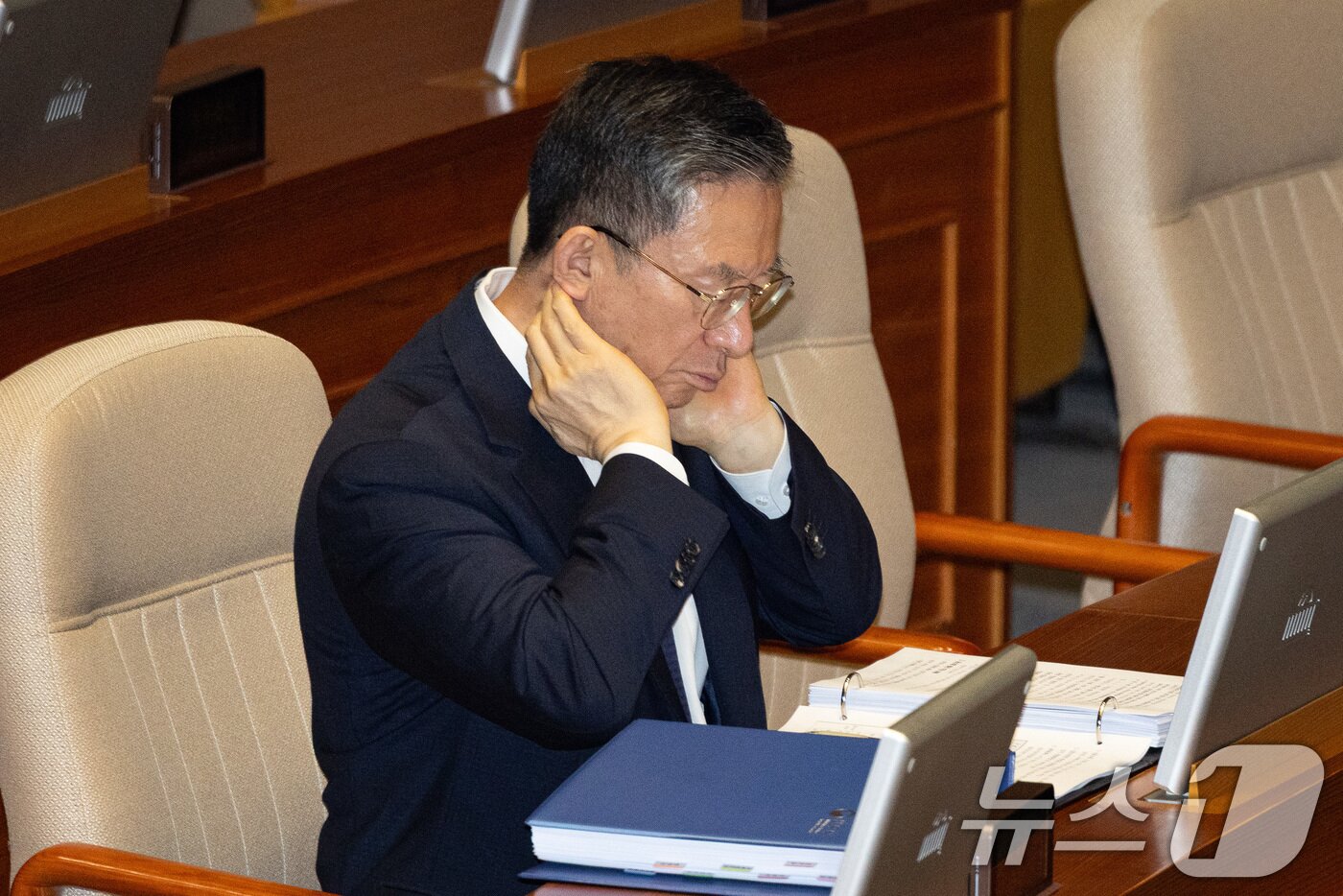 본문 이미지 - 정성호 법무부 장관이 24일 서울 여의도 국회에서 열린 제428회 국회&#40;임시회&#41; 제2차 본회의에서 조배숙 국민의힘 의원의 상법 일부개정법률안에 대한 무제한 토론&#40;필리버스터&#41;을 경청하고 있다. 2025.8.24/뉴스1 ⓒ News1 유승관 기자