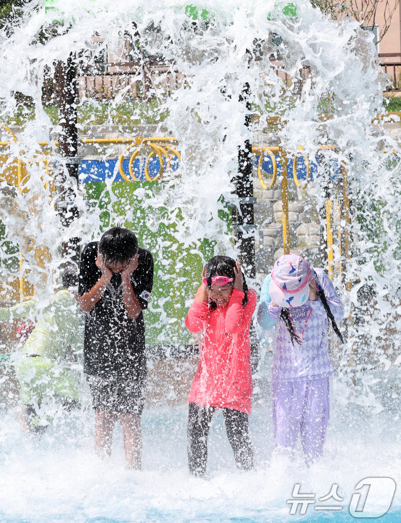본문 이미지 - 대전 충남지역에 폭염특보가 내려지는 등 늦더위가 기승을 부린 24일 오후 대전 대덕구 오정근린공원 물놀이장에서 어린이들이 더위를 식히고 있다. 2025.8.24/뉴스1 ⓒ News1 김기태 기자