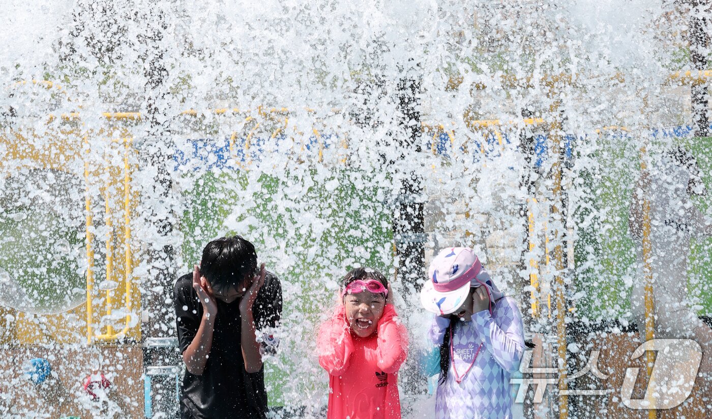 본문 이미지 - 대전 충남지역에 폭염특보가 내려지는 등 늦더위가 기승을 부린 24일 오후 대전 대덕구 오정근린공원 물놀이장에서 어린이들이 더위를 식히고 있다. 2025.8.24/뉴스1 ⓒ News1 김기태 기자