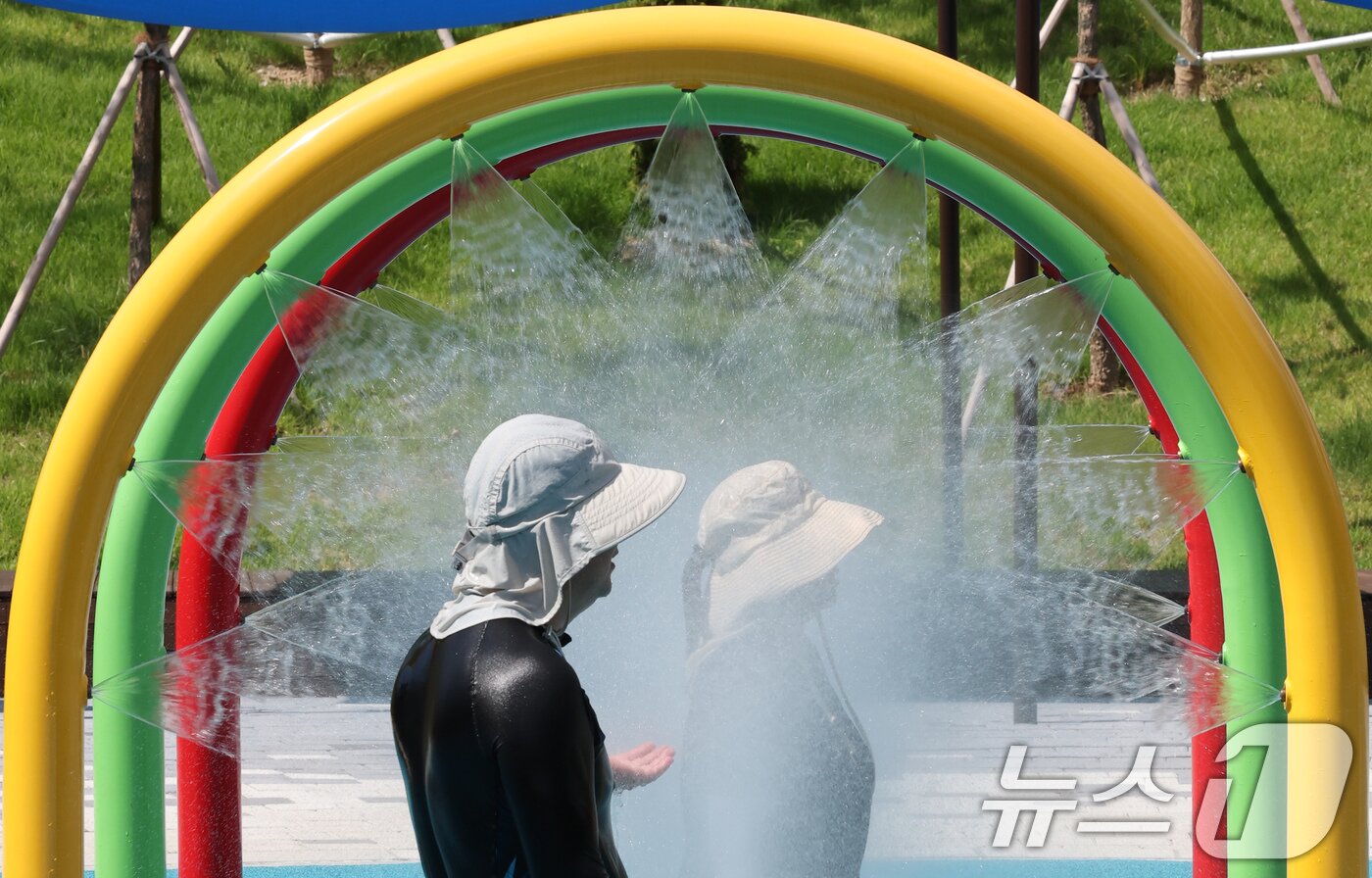 본문 이미지 - 대전 충남지역에 폭염특보가 내려지는 등 늦더위가 기승을 부린 24일 오후 대전 대덕구 오정근린공원 물놀이장에서 시민들이 더위를 식히고 있다. 2025.8.24/뉴스1 ⓒ News1 김기태 기자