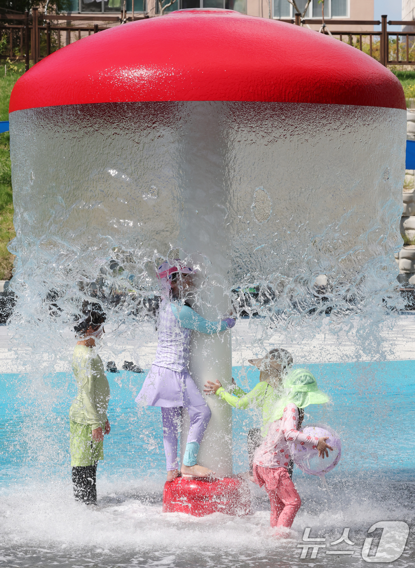 (대전=뉴스1) 김기태 기자 = 대전 충남지역에 폭염특보가 내려지는 등 늦더위가 기승을 부린 24일 오후 대전 대덕구 오정근린공원 물놀이장에서 어린이들이 더위를 식히고 있다. 20 …