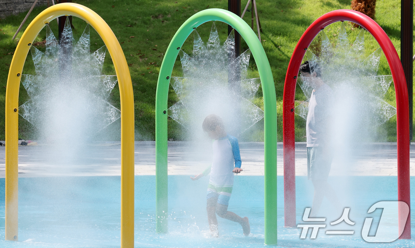 (대전=뉴스1) 김기태 기자 = 대전 충남지역에 폭염특보가 내려지는 등 늦더위가 기승을 부린 24일 오후 대전 대덕구 오정근린공원 물놀이장에서 어린이들이 더위를 식히고 있다. 20 …