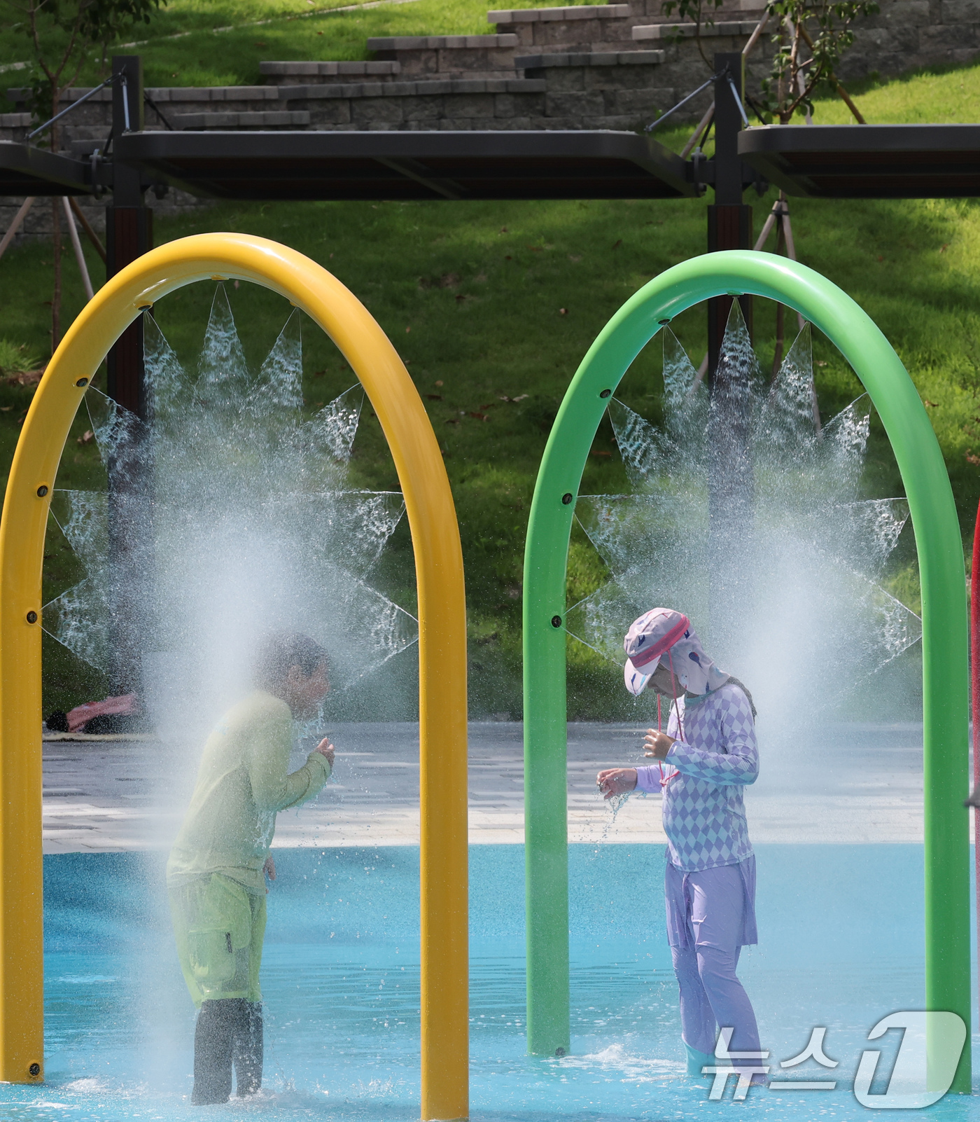 (대전=뉴스1) 김기태 기자 = 대전 충남지역에 폭염특보가 내려지는 등 늦더위가 기승을 부린 24일 오후 대전 대덕구 오정근린공원 물놀이장에서 어린이들이 더위를 식히고 있다. 20 …