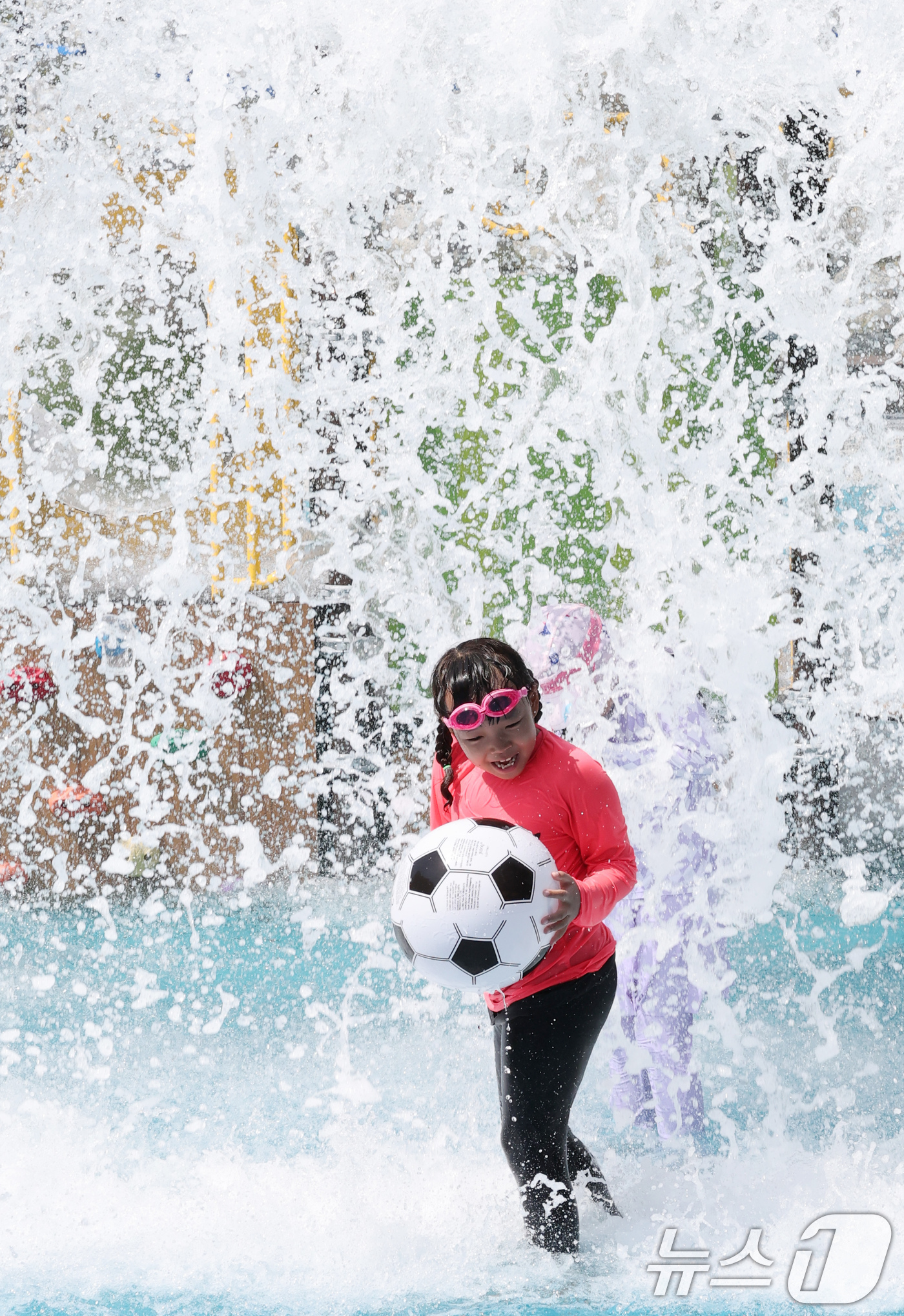 (대전=뉴스1) 김기태 기자 = 대전 충남지역에 폭염특보가 내려지는 등 늦더위가 기승을 부린 24일 오후 대전 대덕구 오정근린공원 물놀이장에서 어린이들이 더위를 식히고 있다. 20 …