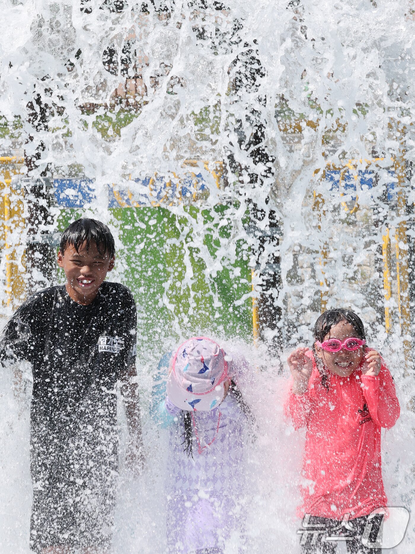 본문 이미지 - 대전 충남지역에 폭염특보가 내려지는 등 늦더위가 기승을 부린 24일 오후 대전 대덕구 오정근린공원 물놀이장에서 어린이들이 더위를 식히고 있다. . 2025.8.24/뉴스1 ⓒ News1 김기태 기자
