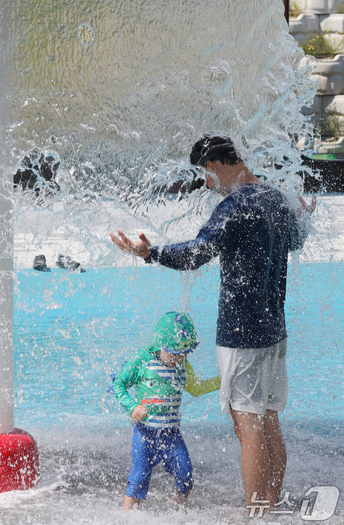 (대전=뉴스1) 김기태 기자 = 대전 충남지역에 폭염특보가 내려지는 등 늦더위가 기승을 부린 24일 오후 대전 대덕구 오정근린공원 물놀이장에서 어린이들이 더위를 식히고 있다. 20 …