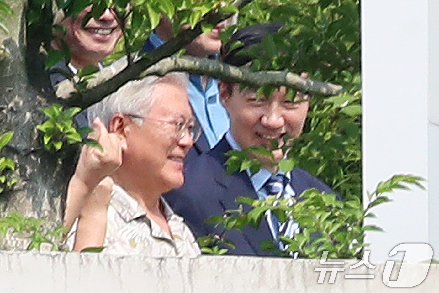 (양산=뉴스1) 윤일지 기자 = 조국 조국혁신당 혁신정책연구원장이 24일 오후 경남 양산시 하북면 평산마을 문재인 전 대통령 사저를 방문해 문 전 대통령을 예방하고 있다. 2025 …