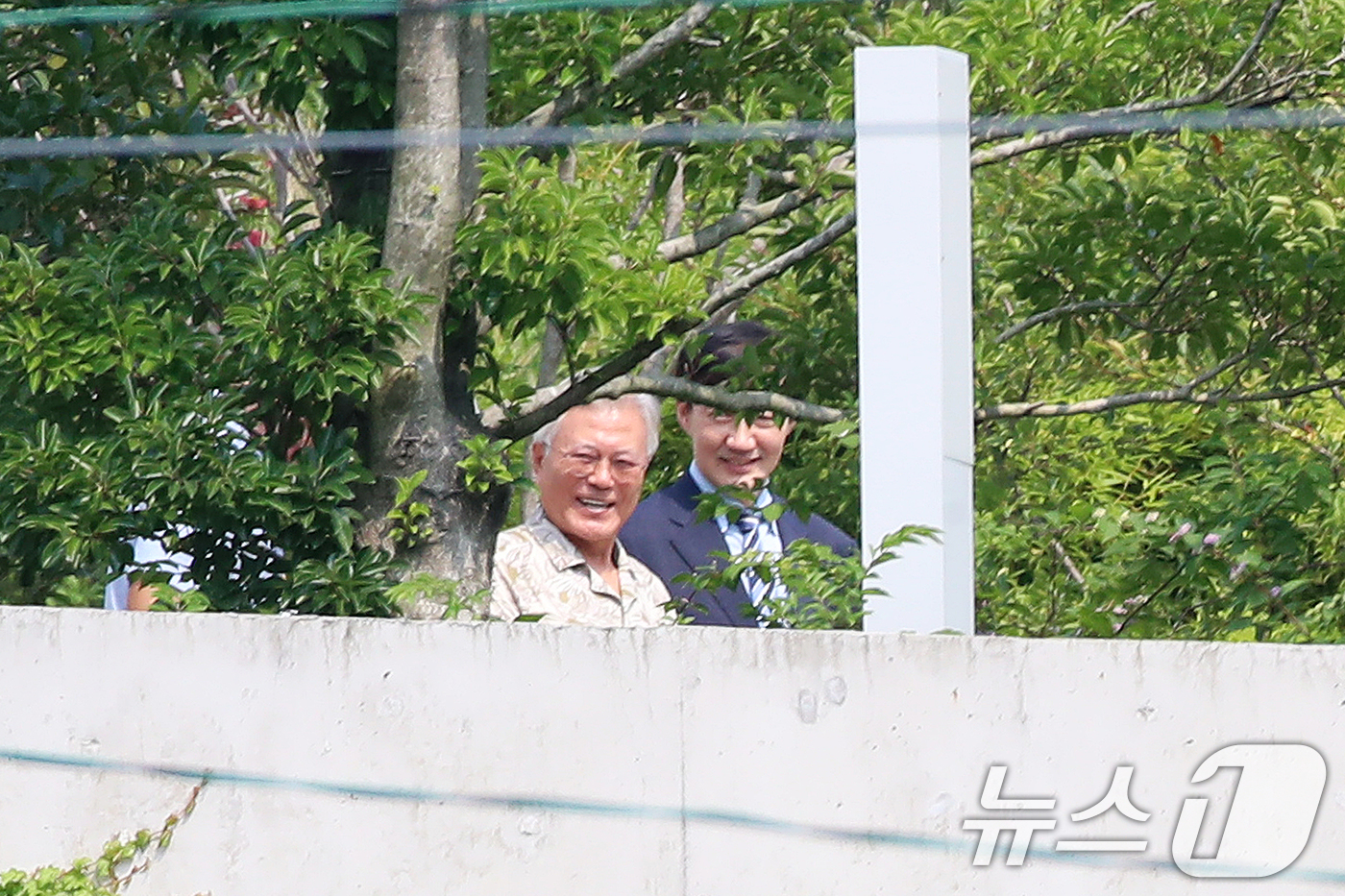 (양산=뉴스1) 윤일지 기자 = 조국 조국혁신당 혁신정책연구원장이 24일 오후 경남 양산시 하북면 평산마을 문재인 전 대통령 사저를 방문해 문 전 대통령을 예방하고 있다. 2025 …