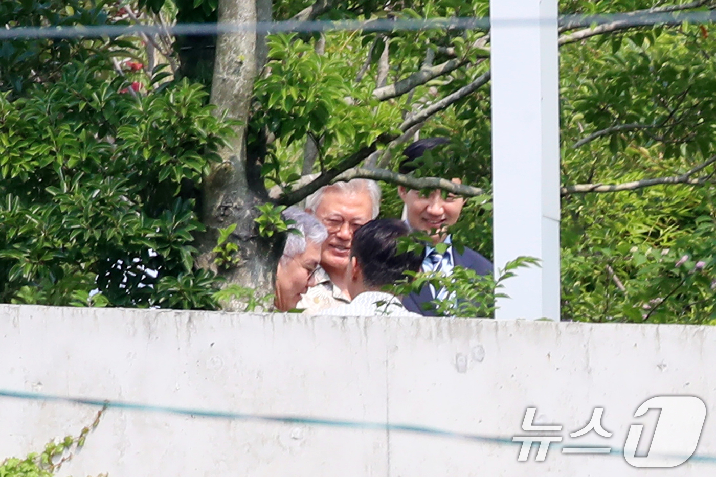 (양산=뉴스1) 윤일지 기자 = 조국 조국혁신당 혁신정책연구원장(오른쪽)과 최강욱 전 더불어민주당 의원(왼쪽)이 24일 오후 경남 양산시 하북면 평산마을 문재인 전 대통령 사저를 …