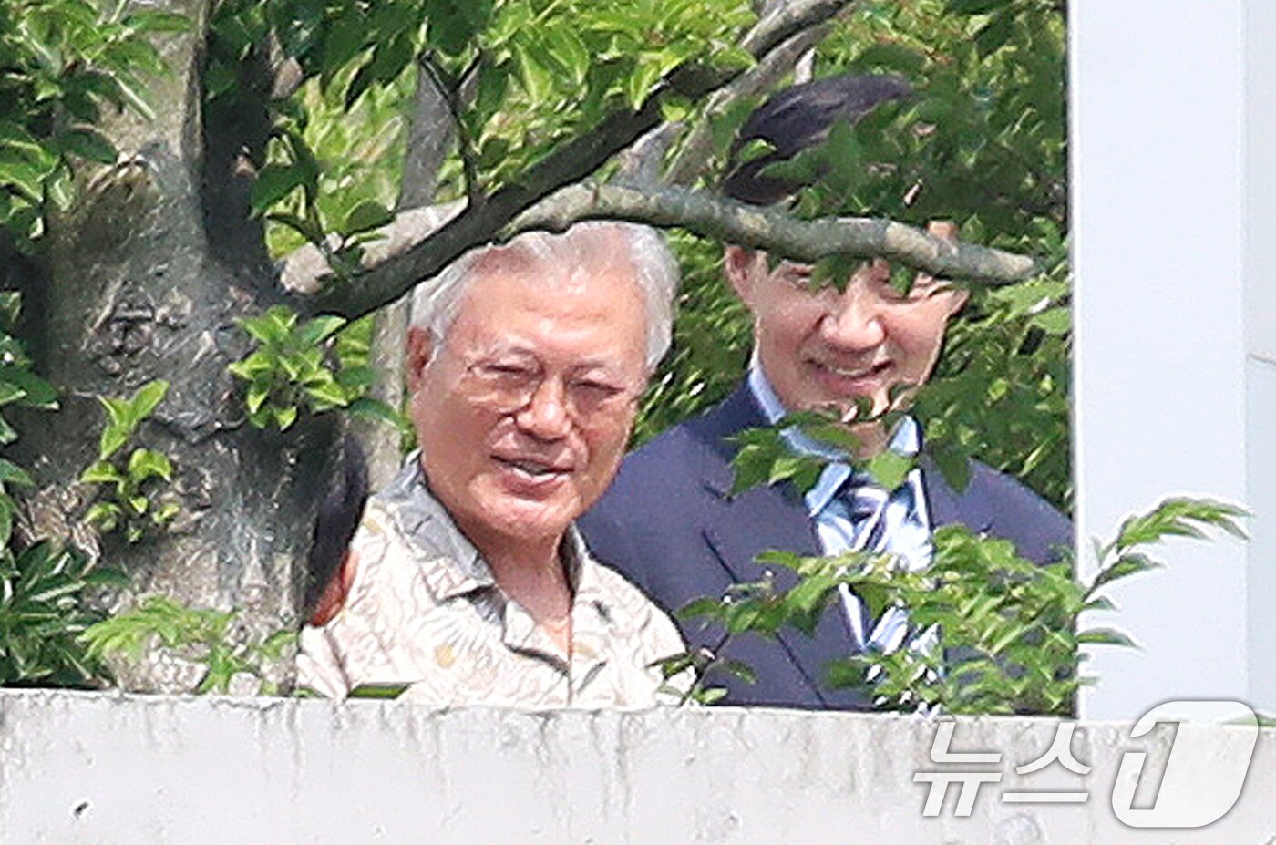 본문 이미지 - 지난 8월 24일 당시 조국 조국혁신당 혁신정책연구원장이 경남 양산시 하북면 평산마을 문재인 전 대통령 사저를 방문해 문 전 대통령과 대화하고 있는 모습. 2025.8.24/뉴스1 ⓒ News1 윤일지 기자