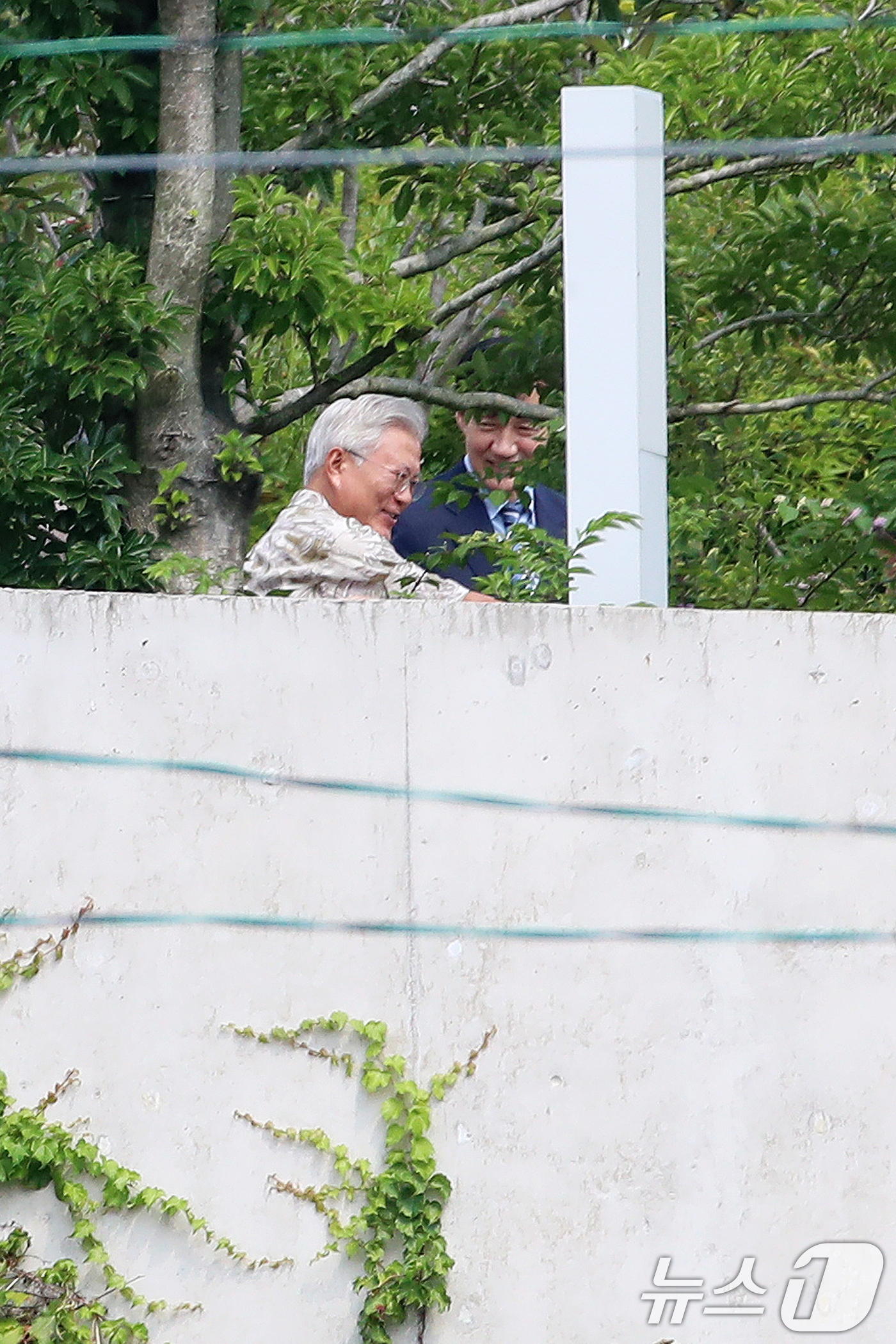 (양산=뉴스1) 윤일지 기자 = 조국 조국혁신당 혁신정책연구원장이 24일 오후 경남 양산시 하북면 평산마을 문재인 전 대통령 사저를 방문해 문 전 대통령을 예방하고 있다. 2025 …