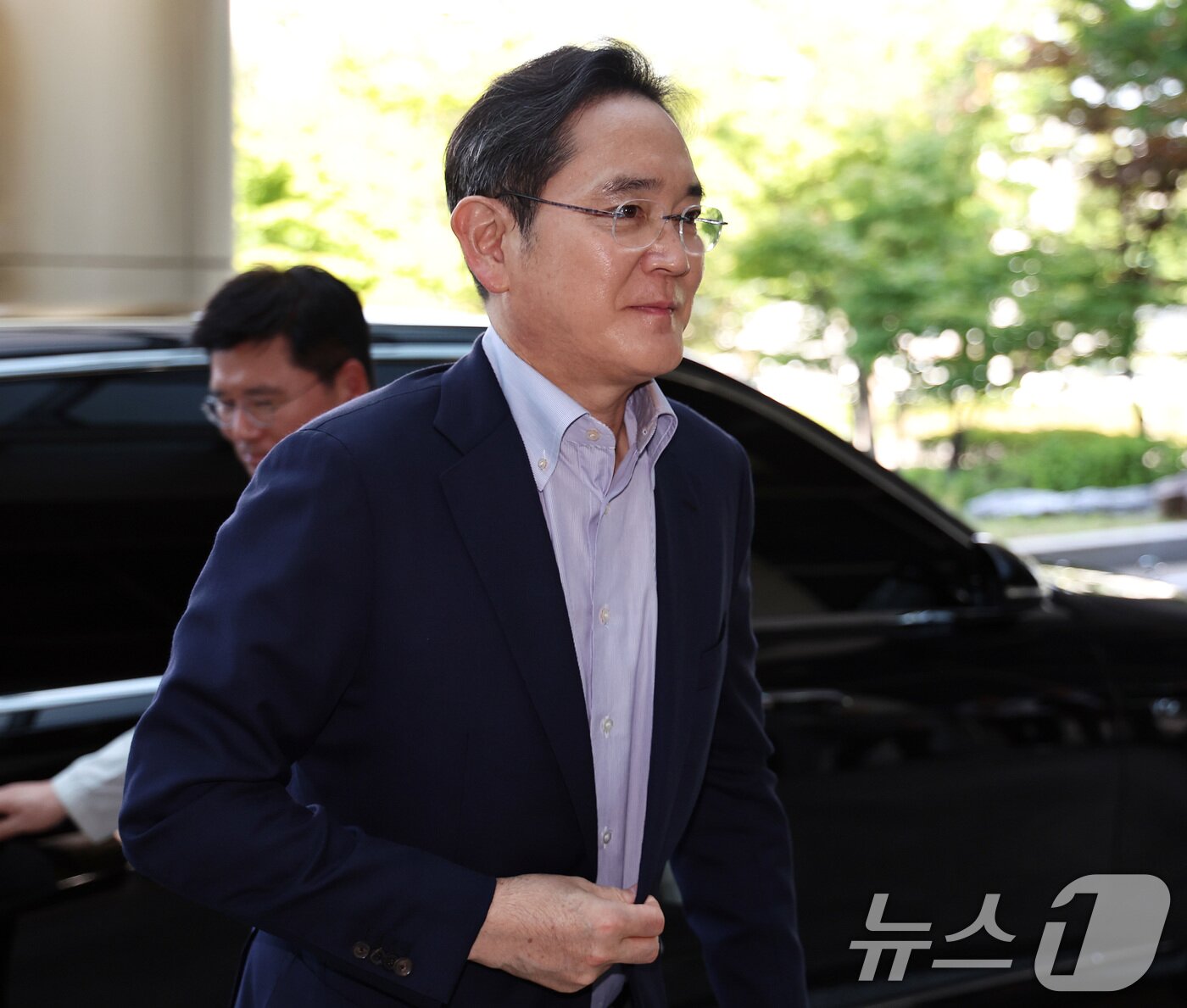 본문 이미지 - 이재용 삼성전자 회장이 24일 오후 서울 강서구 김포비즈니스항공센터에서 한미 정상회담 경제사절단 동행을 위해 미국으로 출국하고 있다. 2025.8.24/뉴스1 ⓒ News1 구윤성 기자