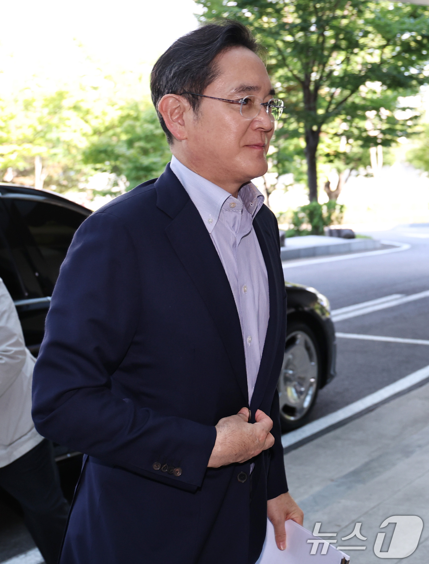 (서울=뉴스1) 구윤성 기자 = 이재용 삼성전자 회장이 24일 오후 서울 강서구 김포비즈니스항공센터에서 한미 정상회담 경제사절단 동행을 위해 미국으로 출국하고 있다. 2025.8. …