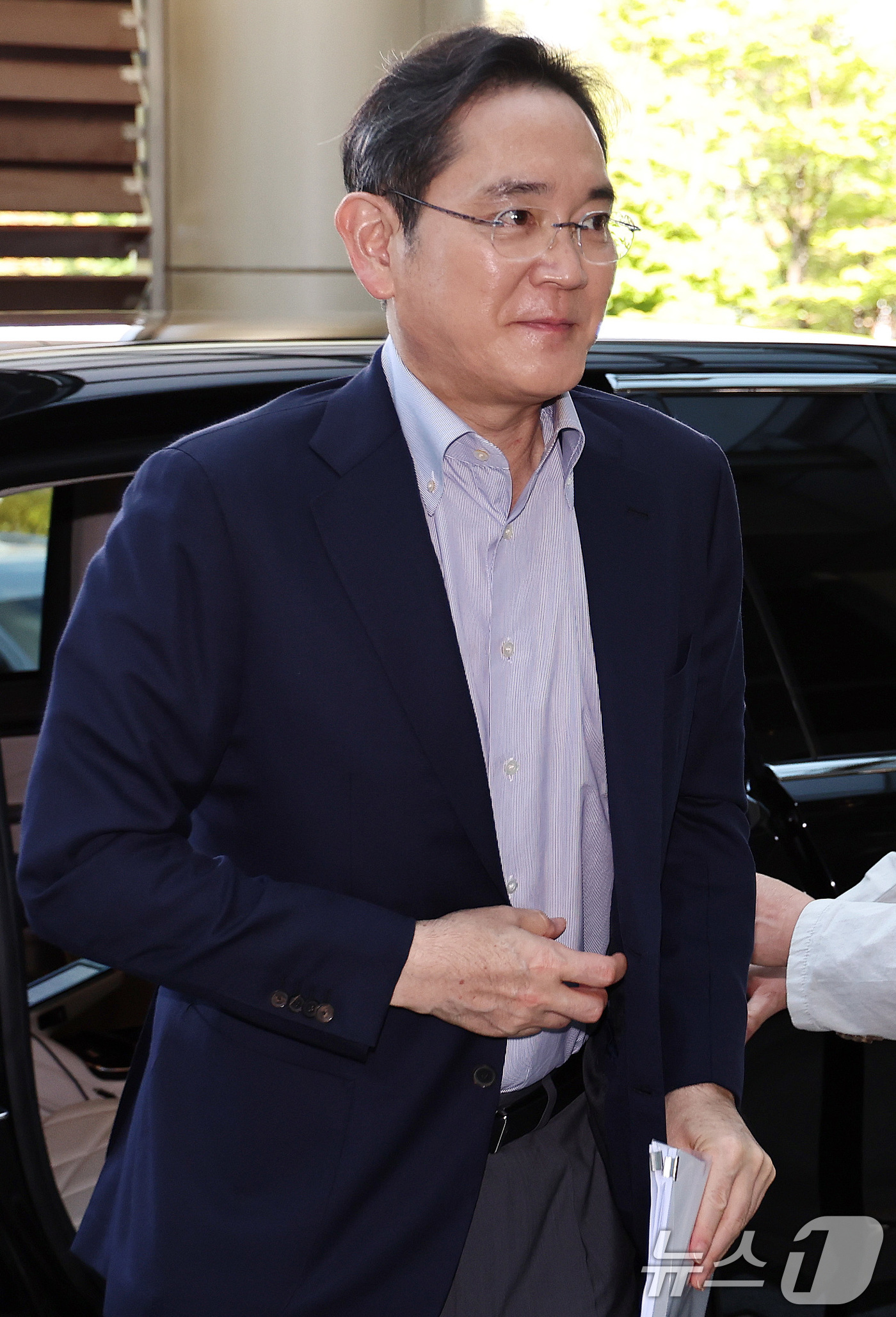 (서울=뉴스1) 구윤성 기자 = 이재용 삼성전자 회장이 24일 오후 서울 강서구 김포비즈니스항공센터에서 한미 정상회담 경제사절단 동행을 위해 미국으로 출국하고 있다. 2025.8. …