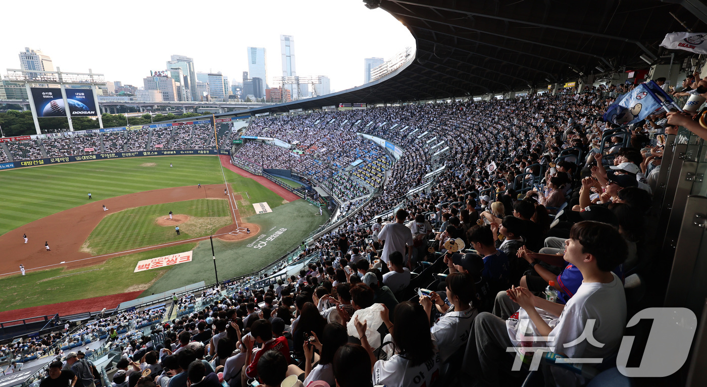 (서울=뉴스1) 구윤성 기자 = 24일 오후 서울 송파구 잠실야구장에서 열린 KT와 두산의 경기를 찾은 관중들이 응원을 하고 있다. 한국 프로야구 KBO리그가 2년 연속이자 역대 …