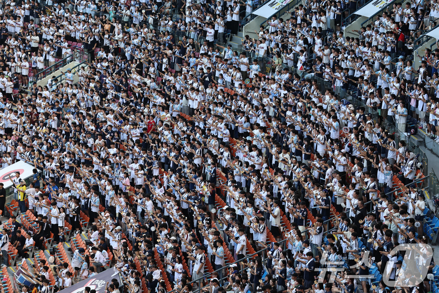 (서울=뉴스1) 구윤성 기자 = 24일 오후 서울 송파구 잠실야구장에서 열린 KT와 두산의 경기를 찾은 야구팬들이 응원을 하고 있다. 한국 프로야구 KBO리그가 2년 연속이자 역대 …