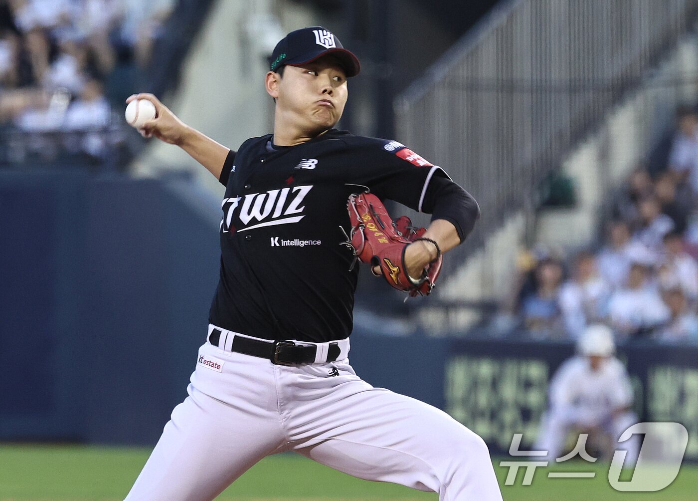 본문 이미지 - 24일 오후 서울 송파구 잠실야구장에서 열린 &#39;2025 신한 SOL뱅크 KBO리그&#39; 프로야구 kt 위즈와 두산 베어스의 경기에서 kt 선발 소형준이 역투하고 있다. 2025.8.24/뉴스1 ⓒ News1 구윤성 기자